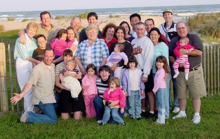 advantages having big family A small family get the advantages of a quieter home, cleaner home and possibly more money to spend on holidays. advantages having big family A small family get the advantages of a quieter home, cleaner home and possibly more money to spend on holidays.