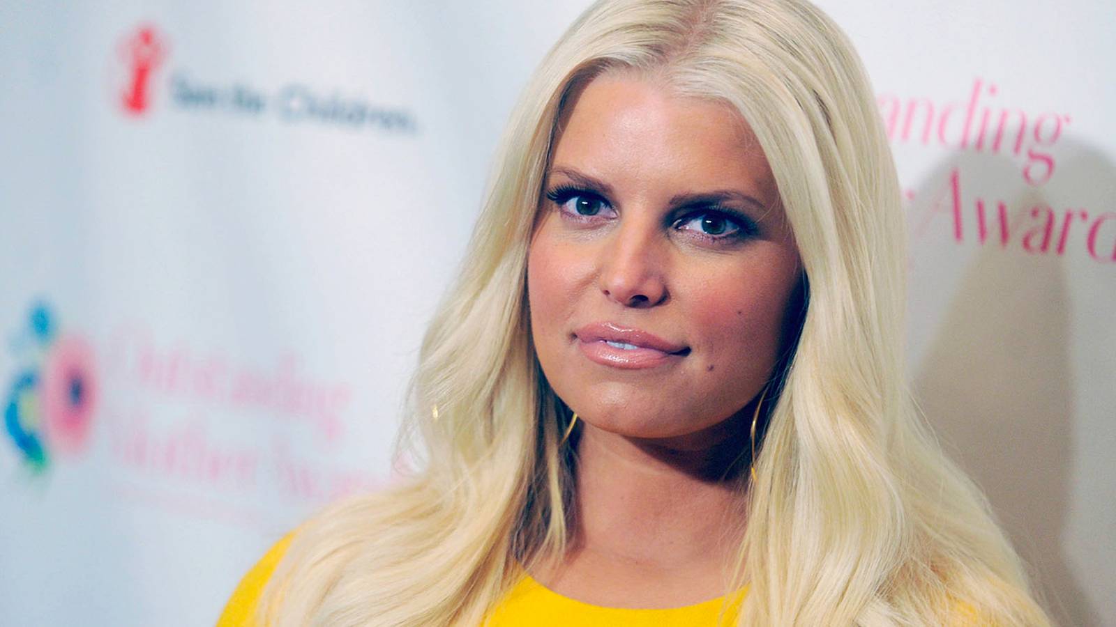 Jessica Simpson Pleads For Help With Her Incredibly Swollen Pregnancy Feet