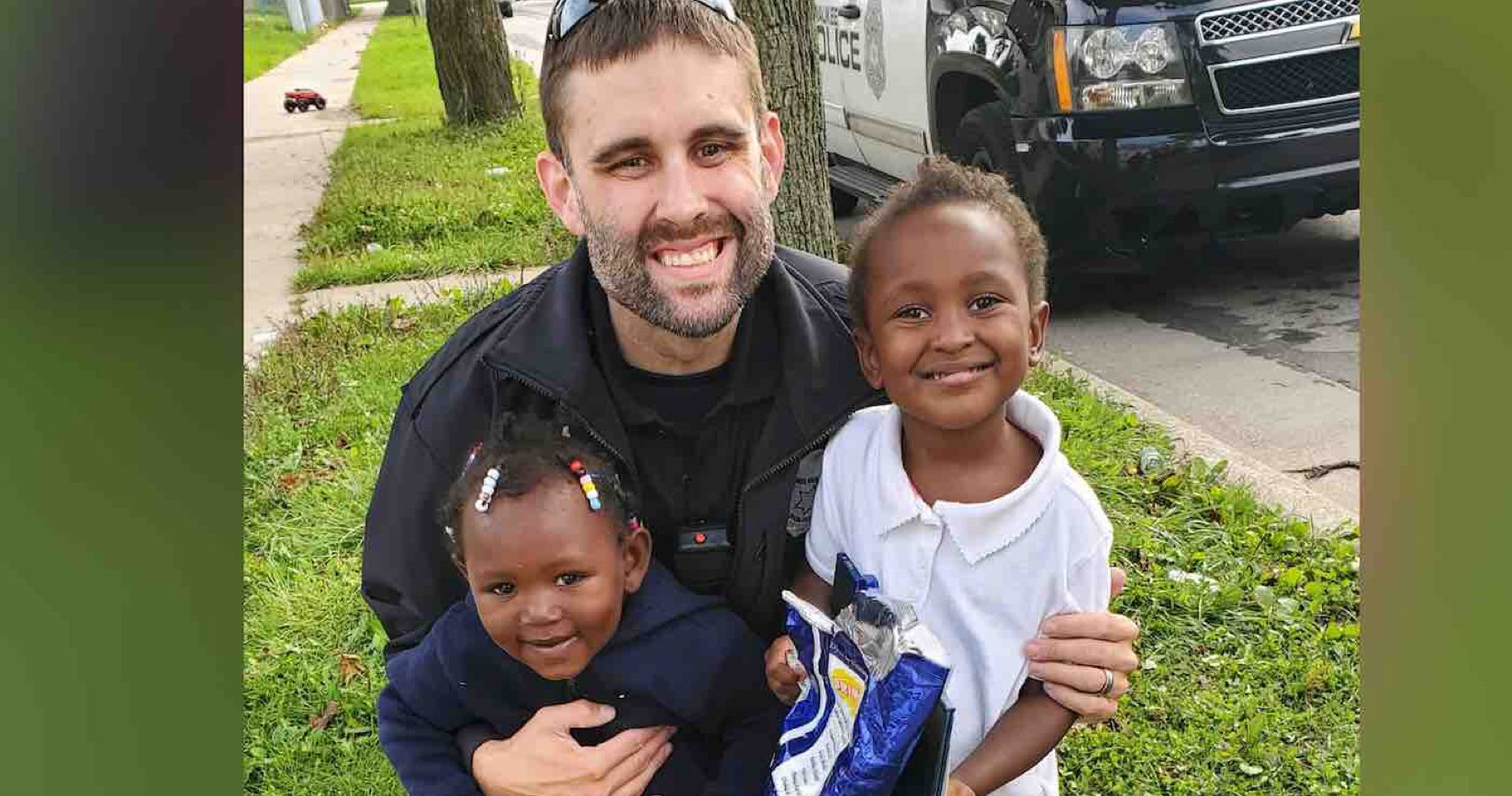 Police Officer Buys Mom In Need Car Seats Rather Than Giving Her A Ticket