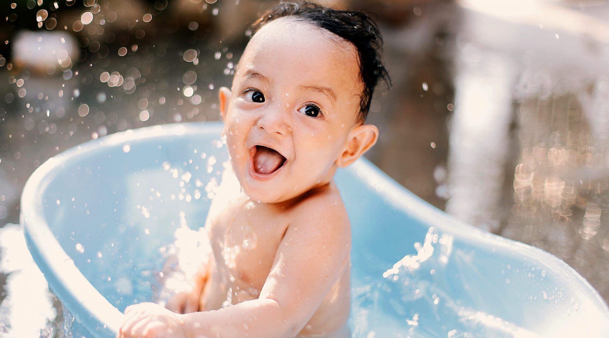 wallpaper-bathing-baby-bath-hd-widescreen-high-definition