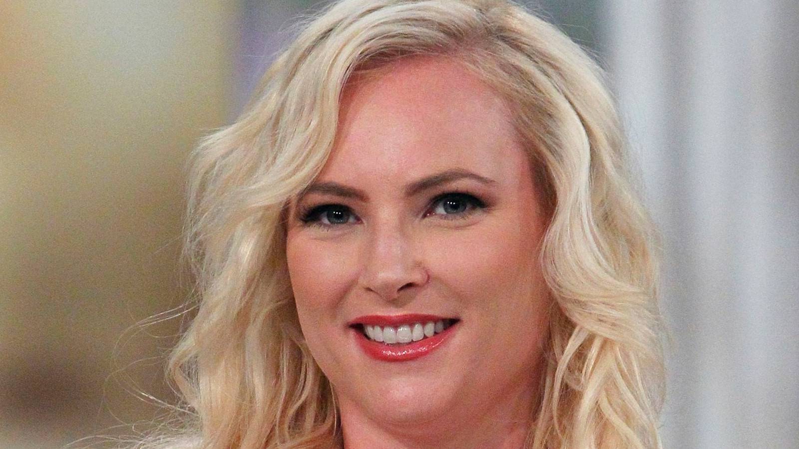 Pregnant Meghan McCain Reveals That Her Unborn Baby Moves "All Day Like(02)