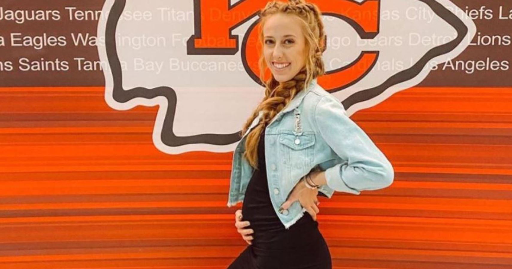 Pregnant Brittany Mathews Removed Her Belly Button Ring With Pliers