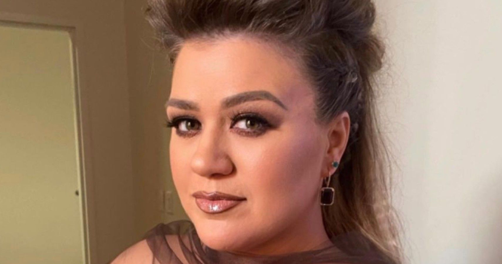 Kelly Clarkson Regrets Telling Her Daughter Where Babies Come From