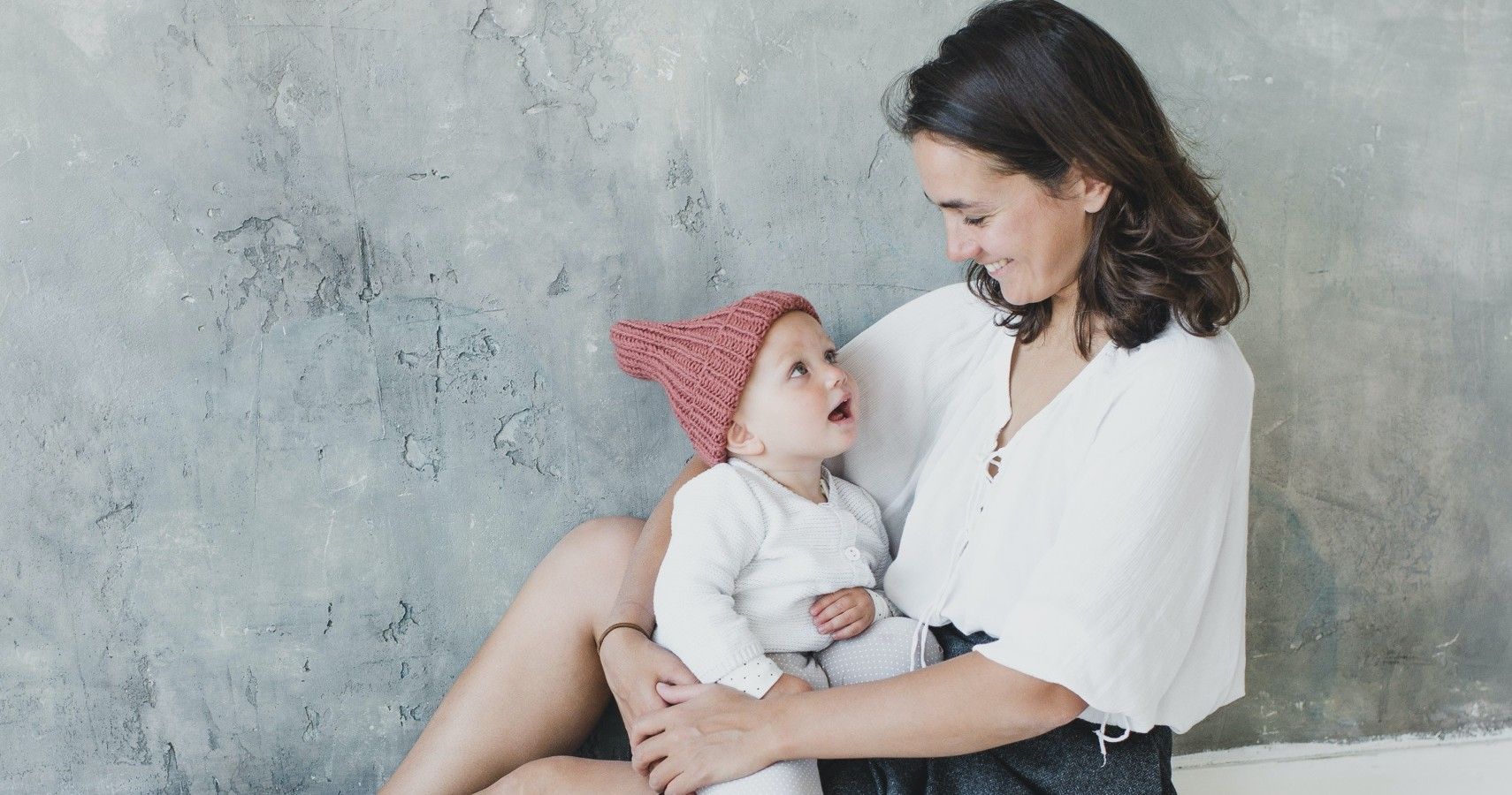 Modern mother. Фото семьи с младенцем. Девушка с сыном. Леди с малышом. Парочки со своим младенцами.